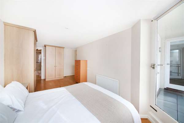 Flat Stewart Street in Greater London