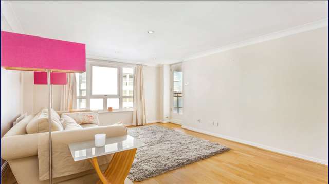 Flat Stewart Street in Greater London