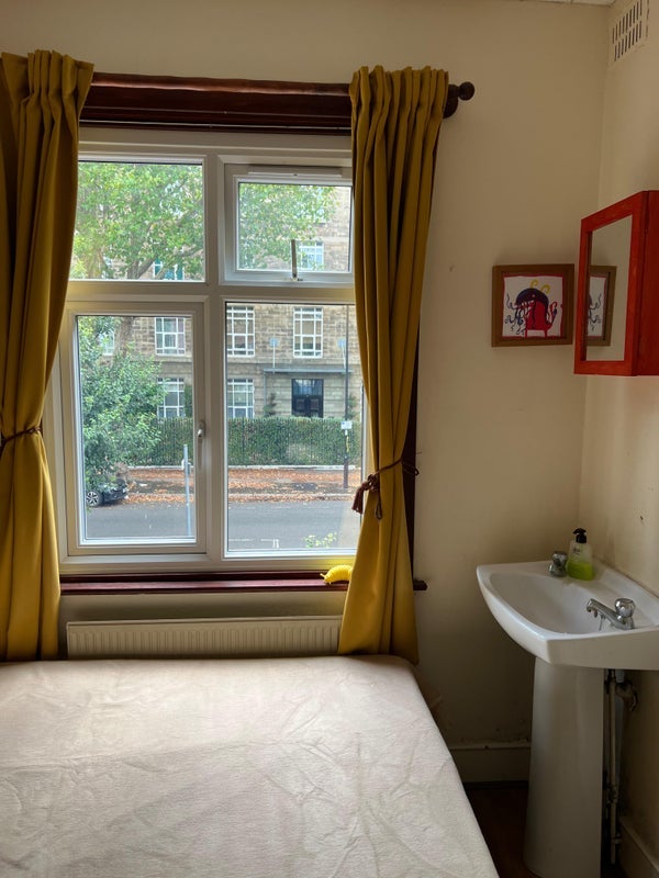 Room Bromyard Avenue in Greater London