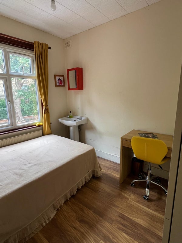 Room Bromyard Avenue in Greater London