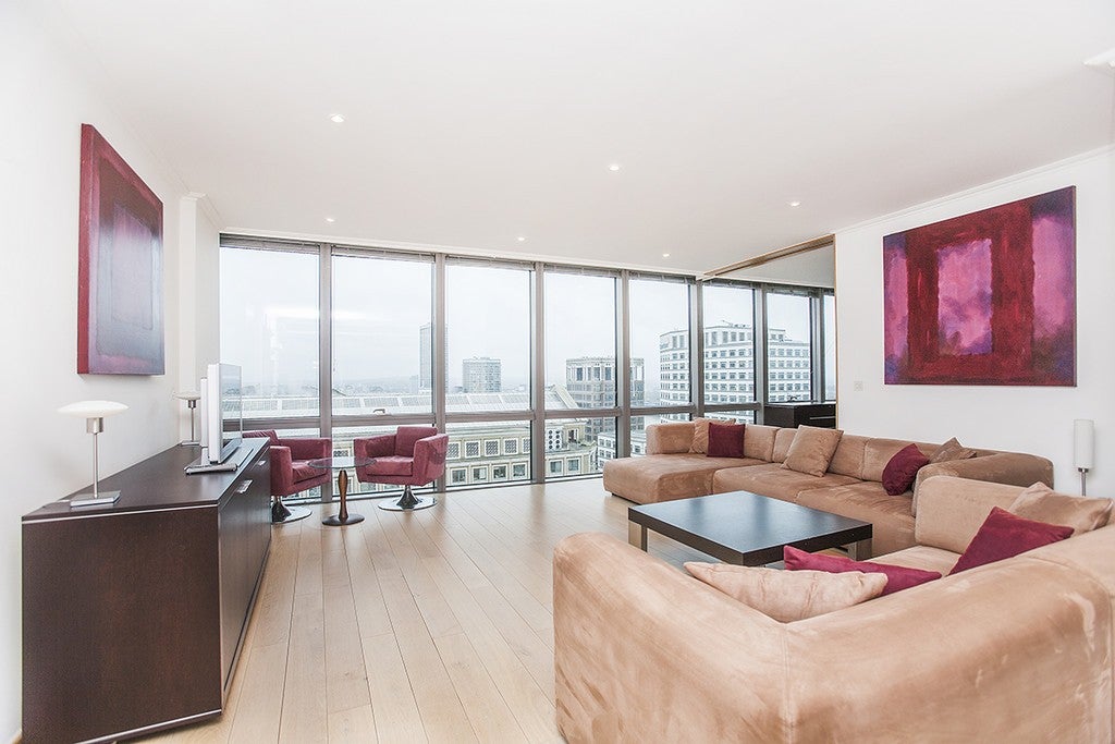 Flat Hertsmere Road in Greater London