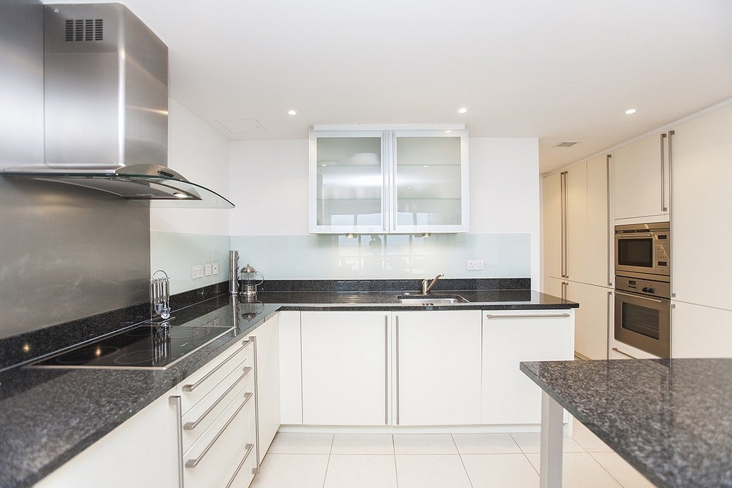 Flat Hertsmere Road in Greater London
