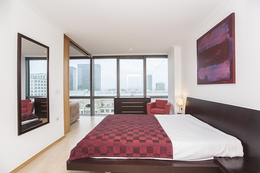 Flat Hertsmere Road in Greater London