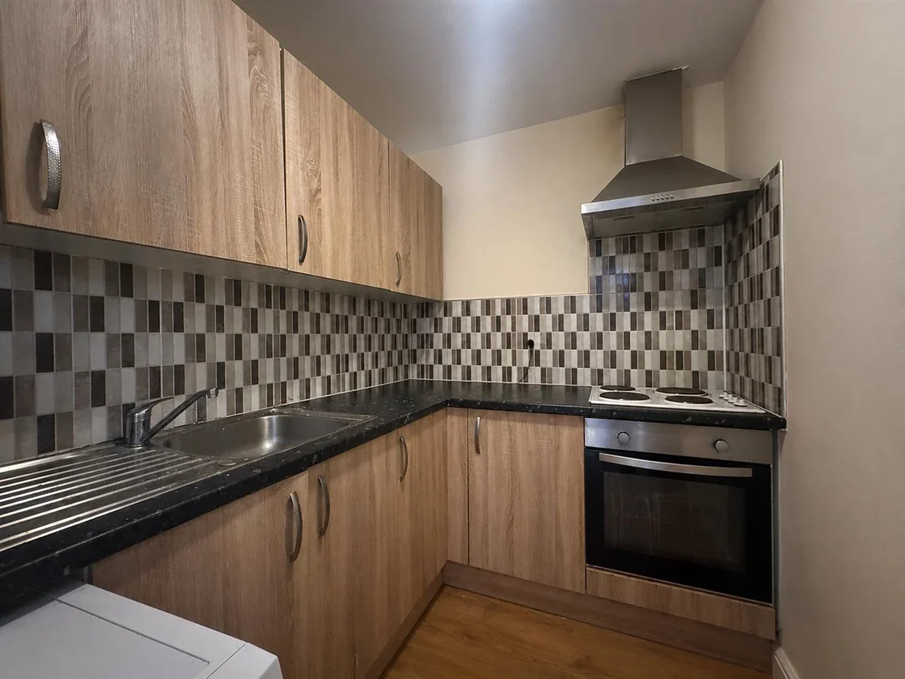 Flat Woodhouse Avenue in Greater London