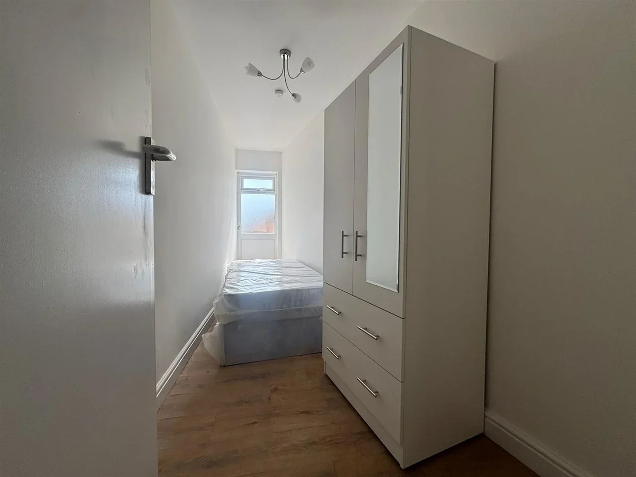 Flat Woodhouse Avenue in Greater London