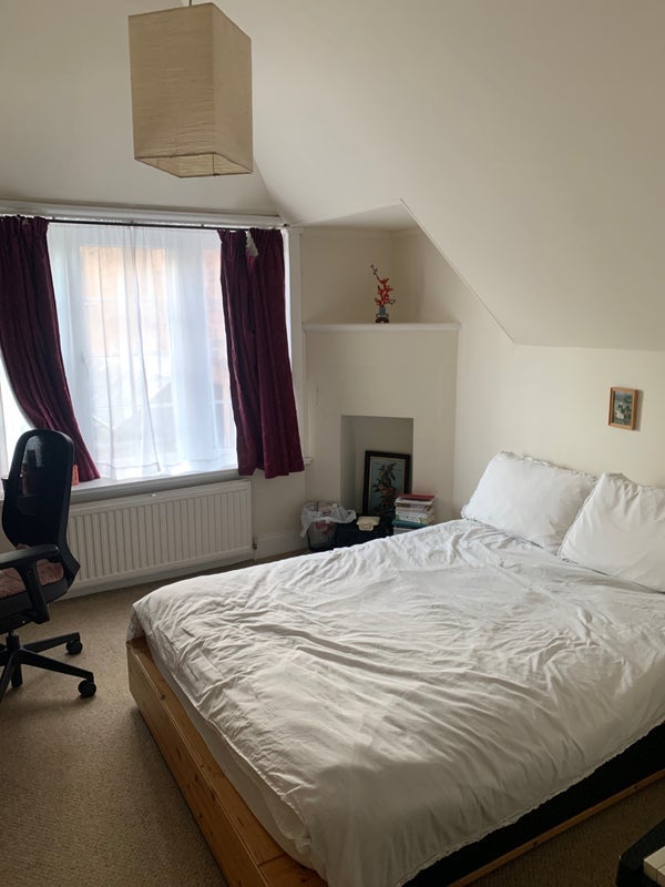 Room Queen's Place in Glasgow