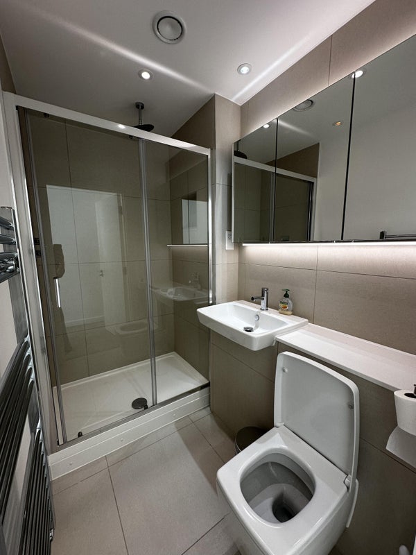 Flat Wyndham Road in Greater London