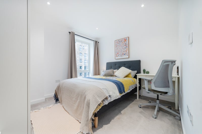 Room Wyndham Road in Greater London