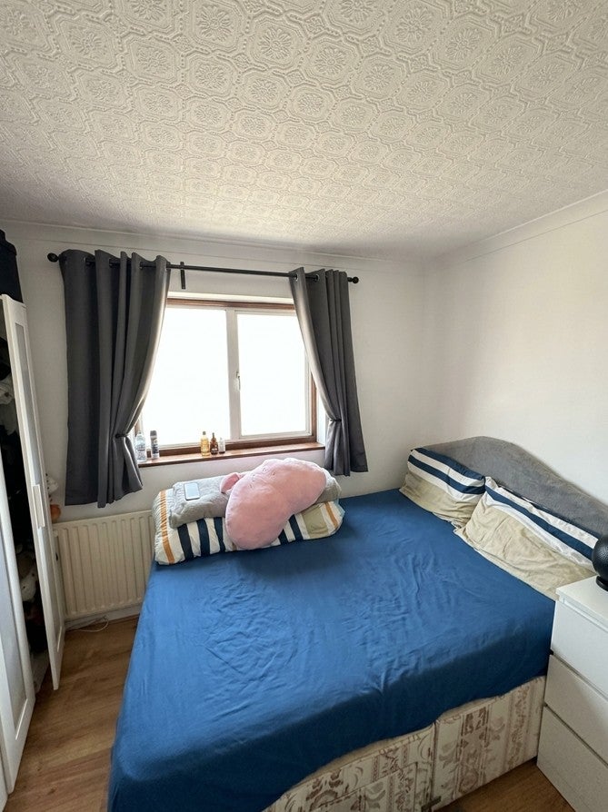 Flat Hermit Road in Greater London