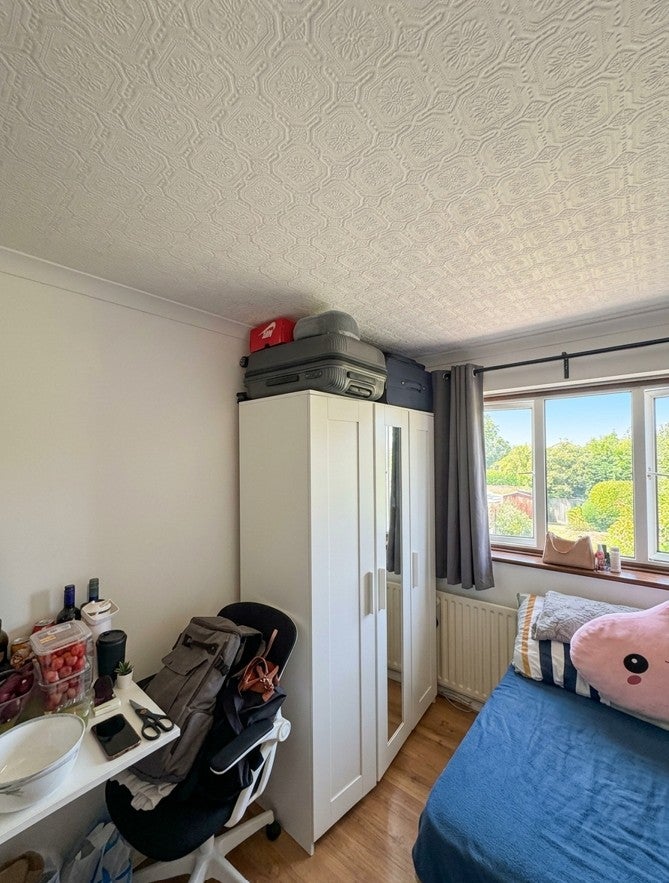 Flat Hermit Road in Greater London