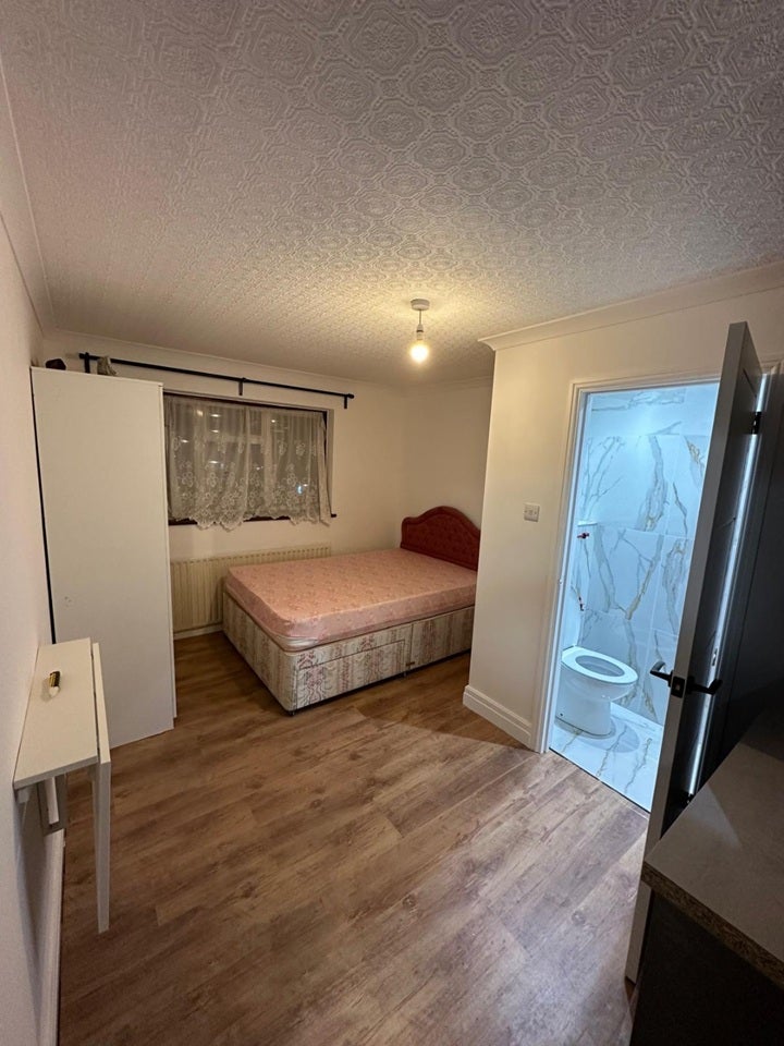 Flat Hermit Road in Greater London