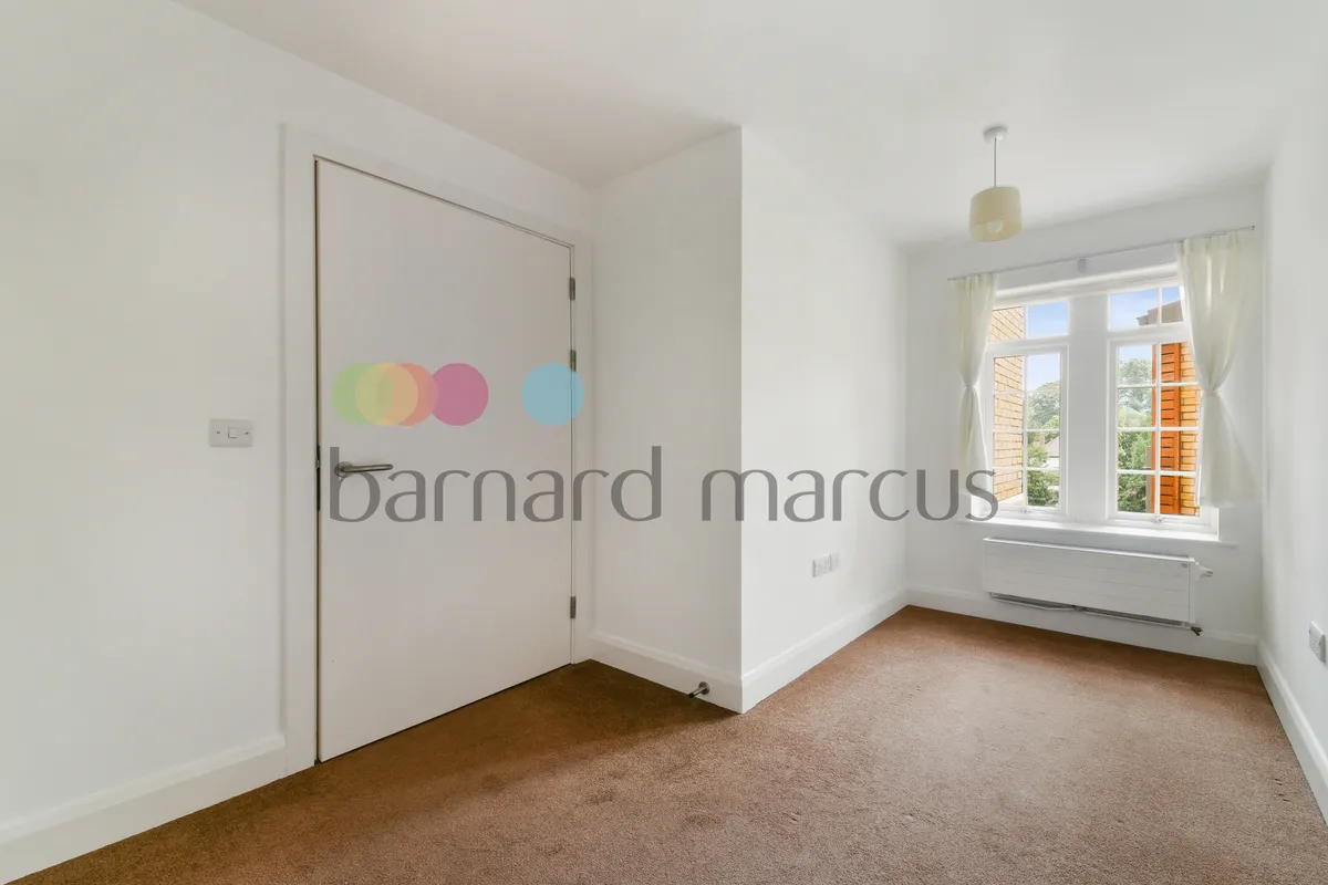 Flat Warham Road in Greater London
