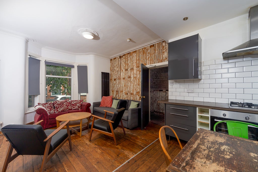 Room Cawdor Road in Manchester