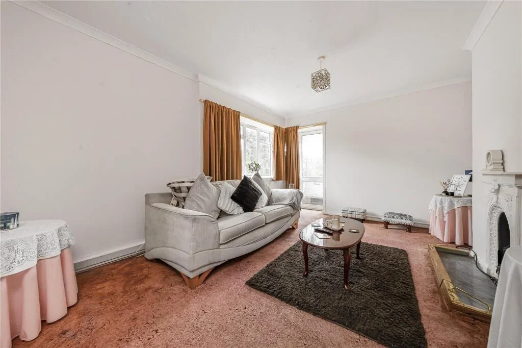 Flat Moffat Court in Greater London