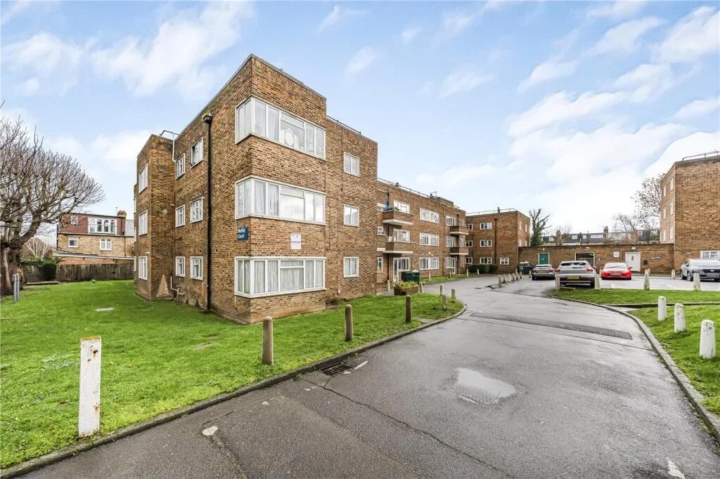 Flat Moffat Court in Greater London