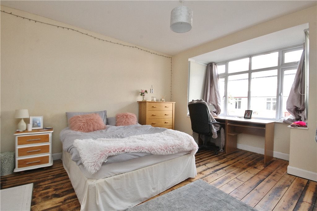 Flat Percy Road in Guildford