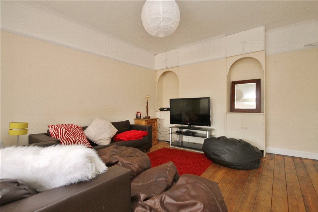 Flat Percy Road in Guildford