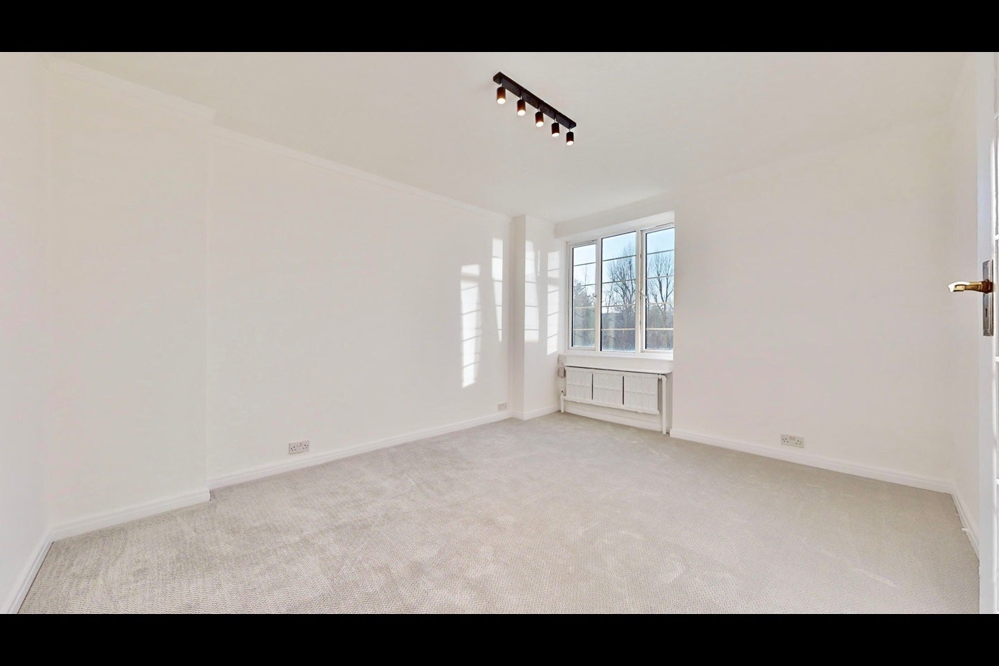 Flat Finchley Road in Greater London