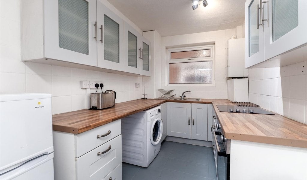 Flat Buckingham Road in Greater London