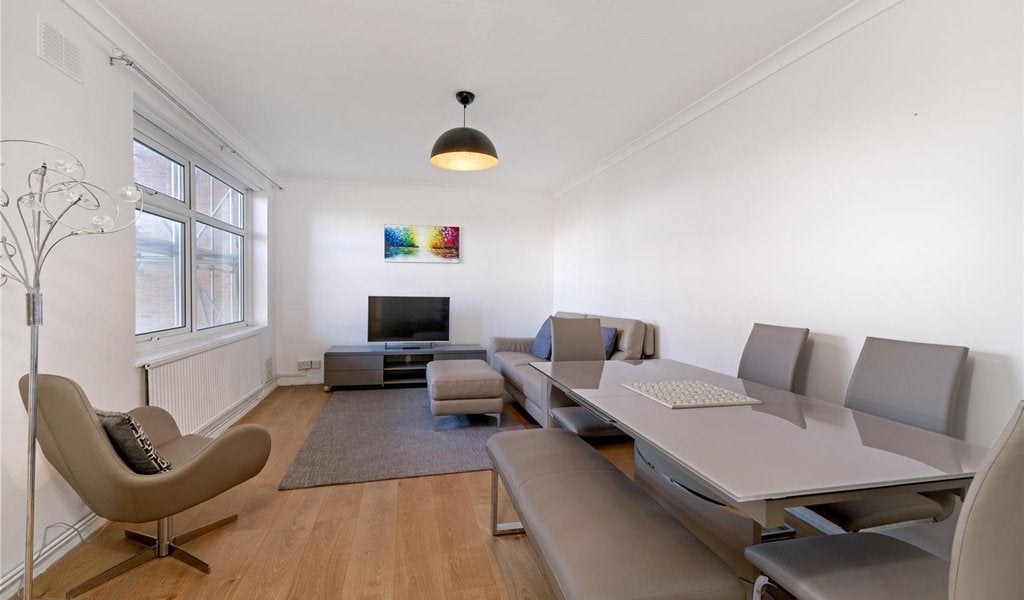 Flat Buckingham Road in Greater London