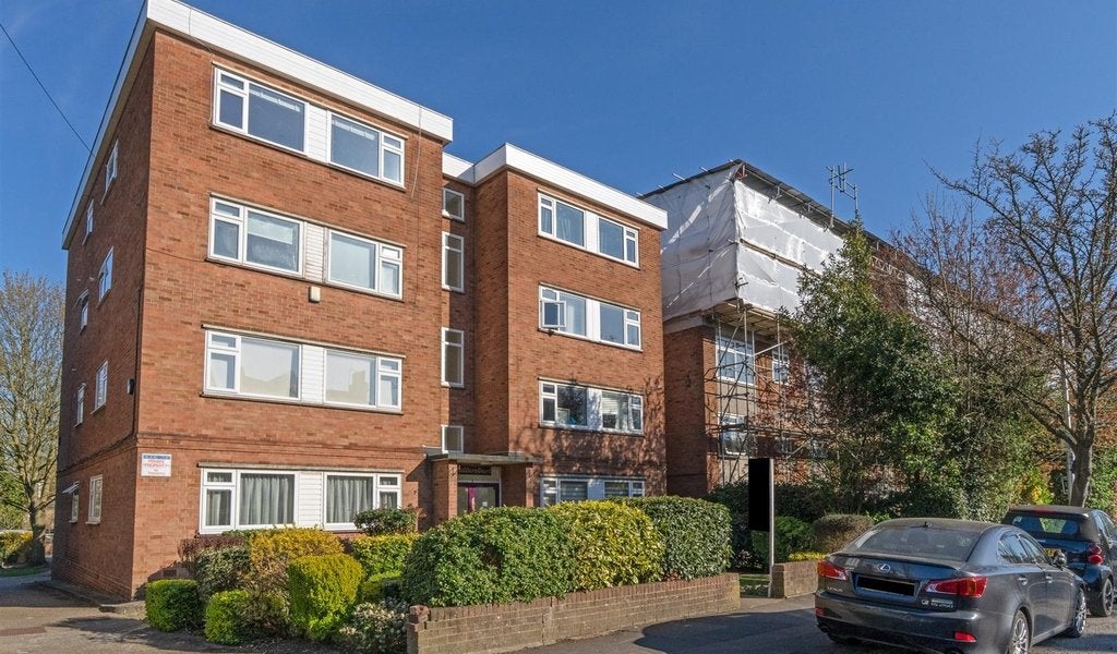 Flat Buckingham Road in Greater London