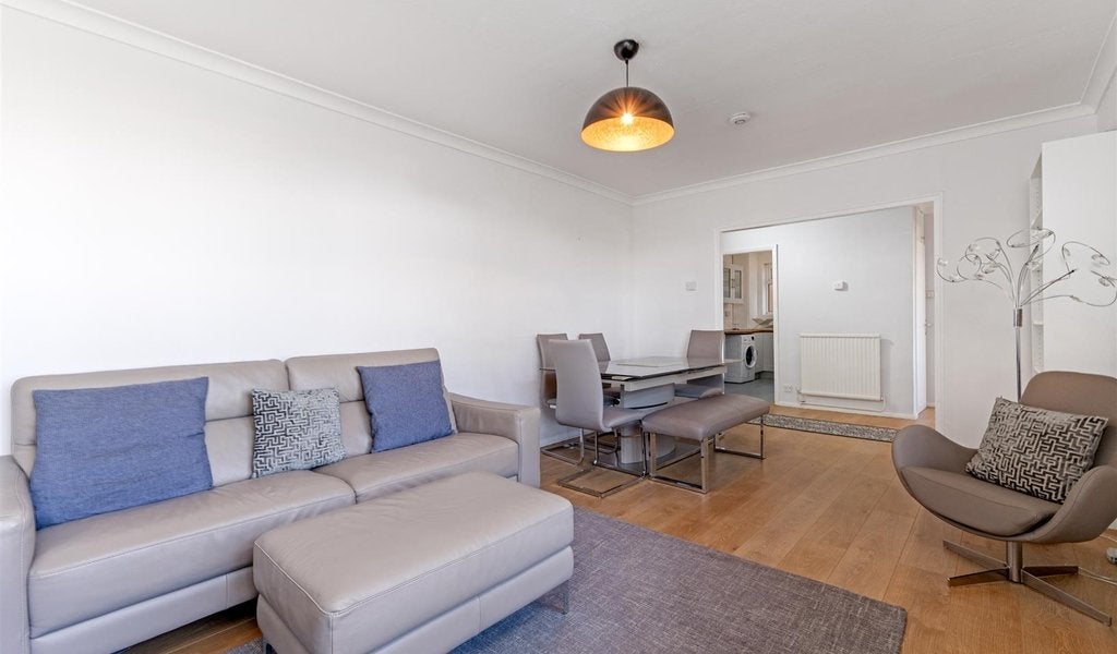 Flat Buckingham Road in Greater London
