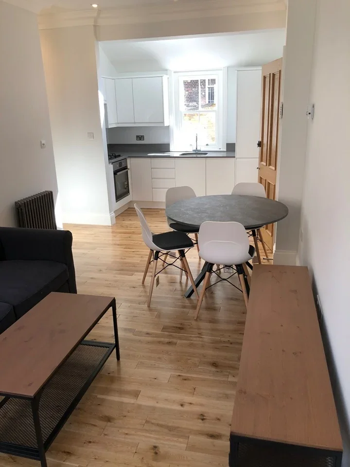 Flat Colonnade in Greater London