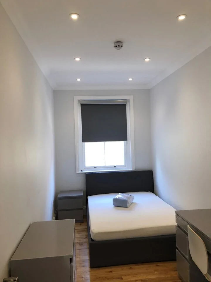 Flat Colonnade in Greater London