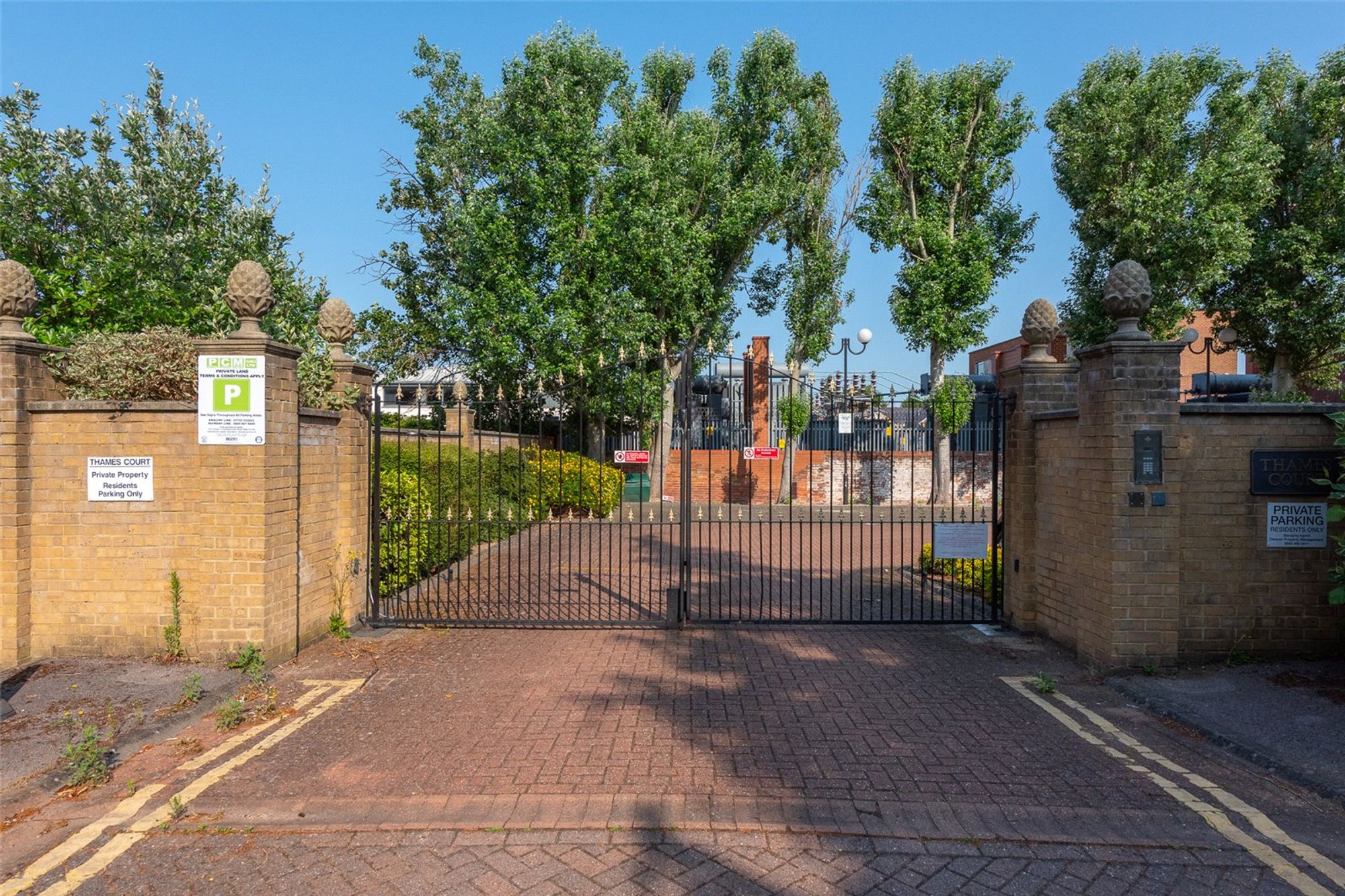 Flat Norman Place in Reading