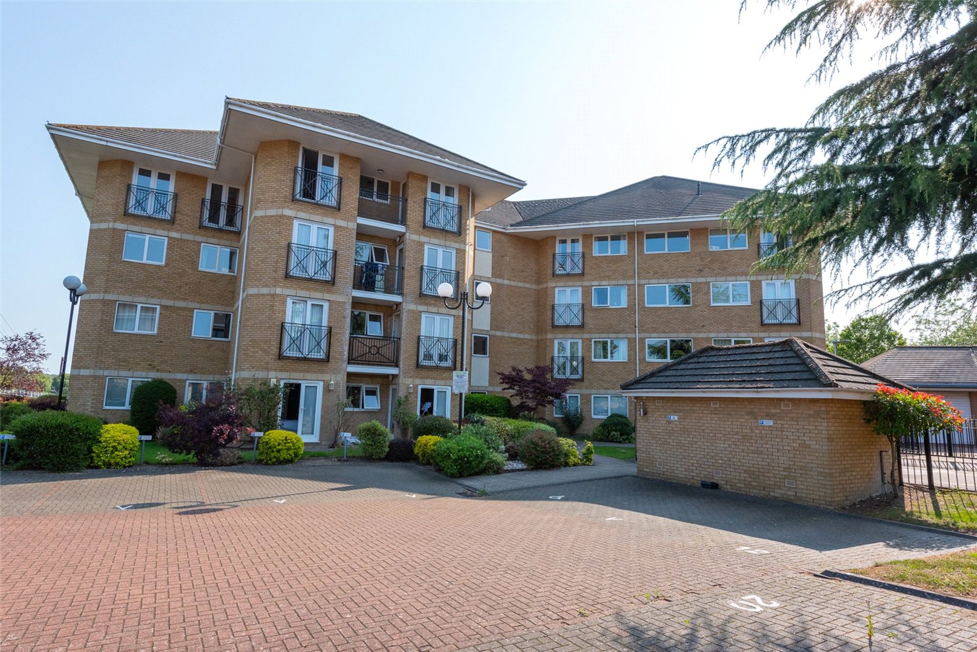 Flat Norman Place in Reading