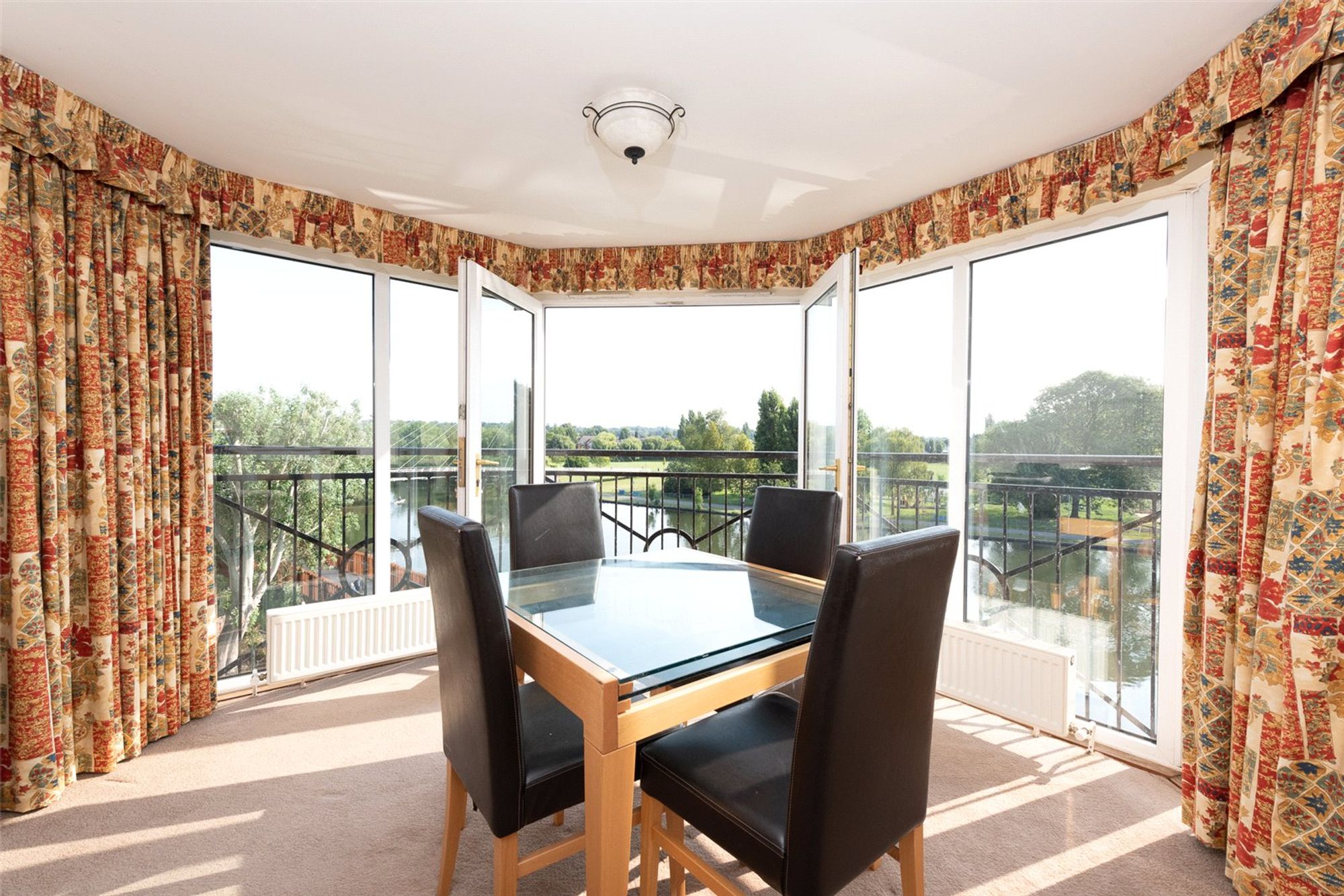 Flat Norman Place in Reading