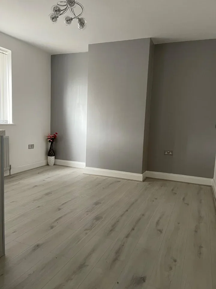 Flat Whiteford Road in Slough