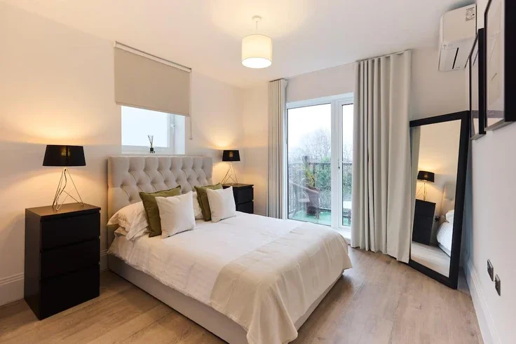 Flat Forty Lane in Greater London
