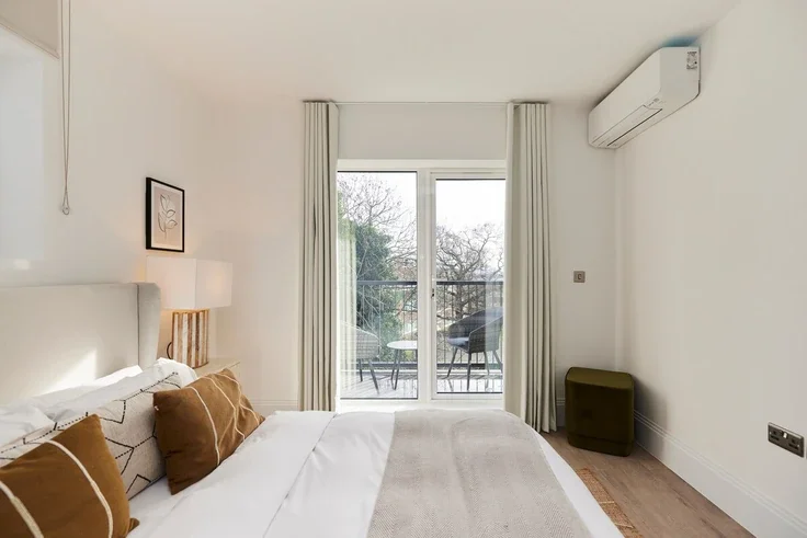 Flat Forty Lane in Greater London
