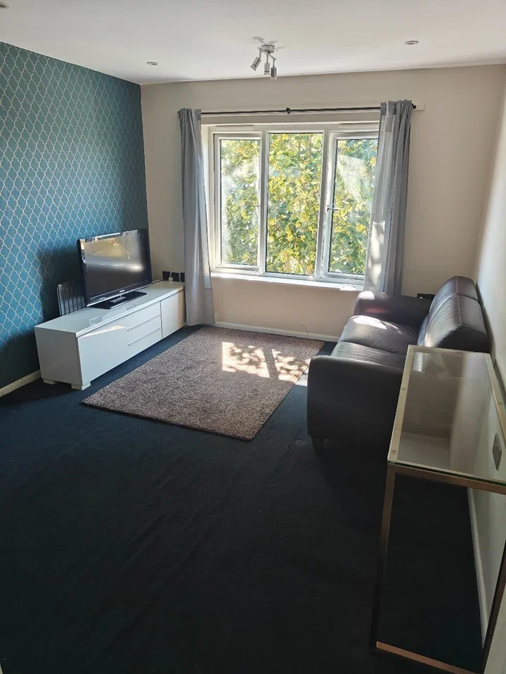 Flat Belgrave Road in Greater London