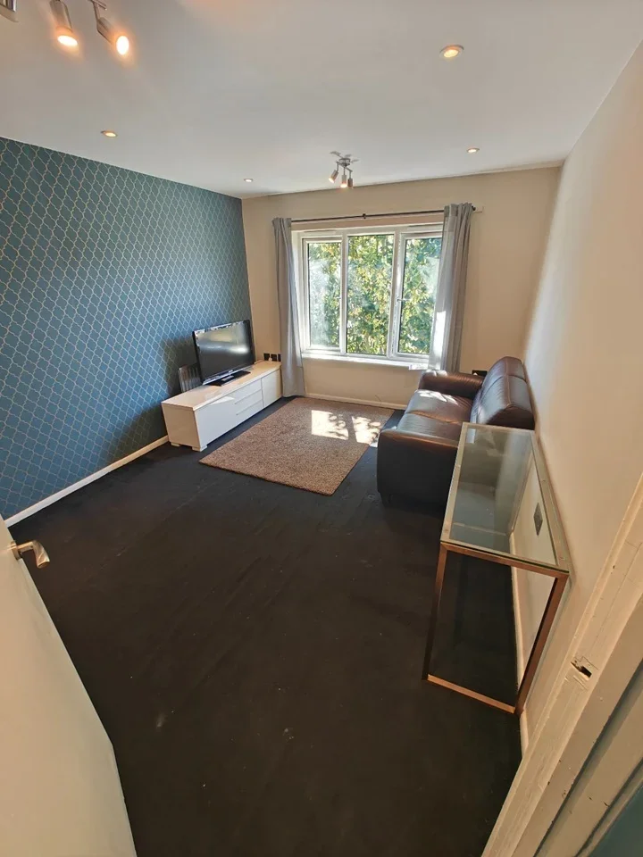 Flat Belgrave Road in Greater London