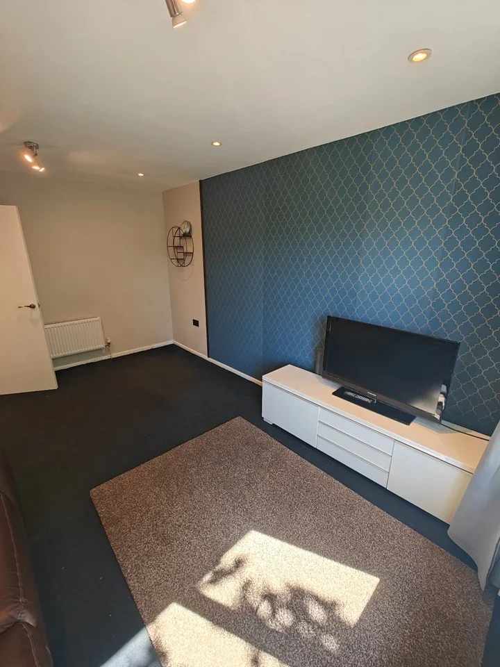 Flat Belgrave Road in Greater London