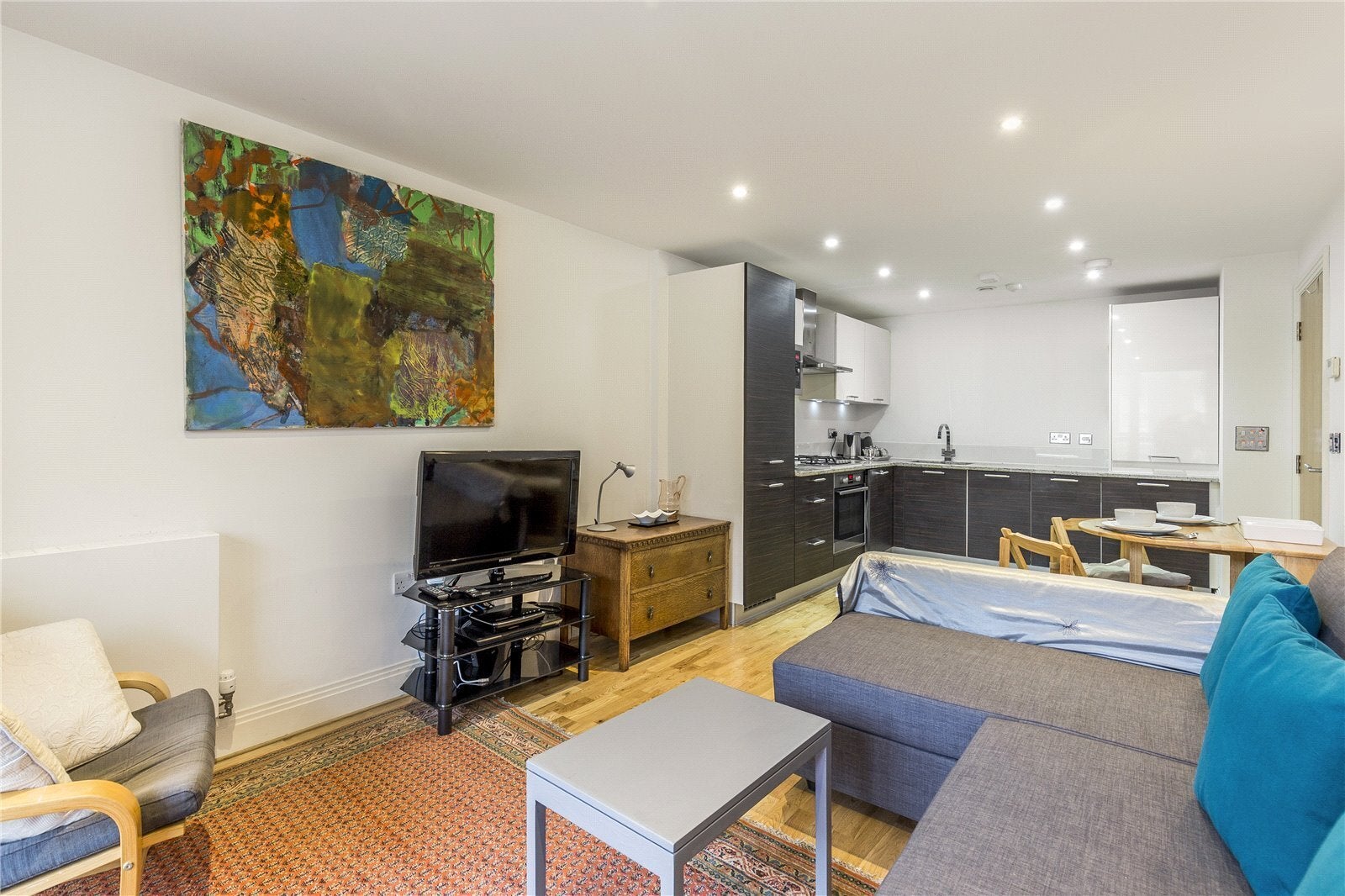 Flat Grange Road in Greater London