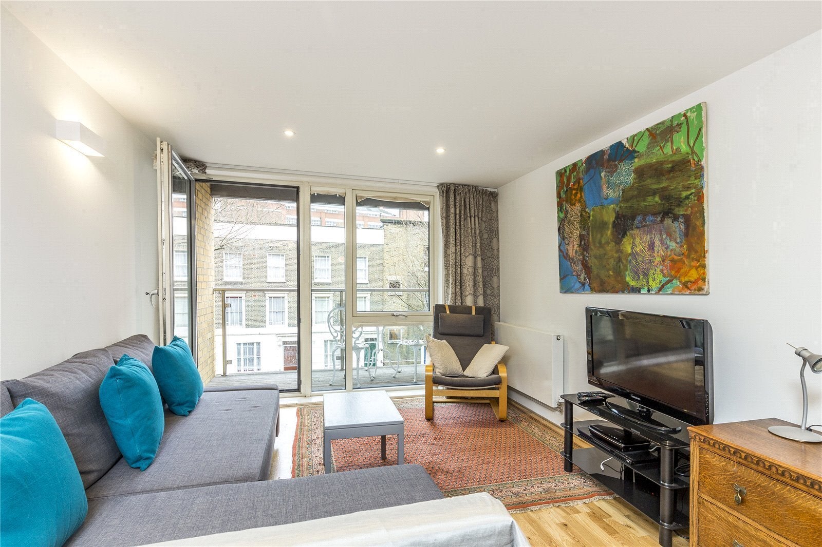 Flat Grange Road in Greater London