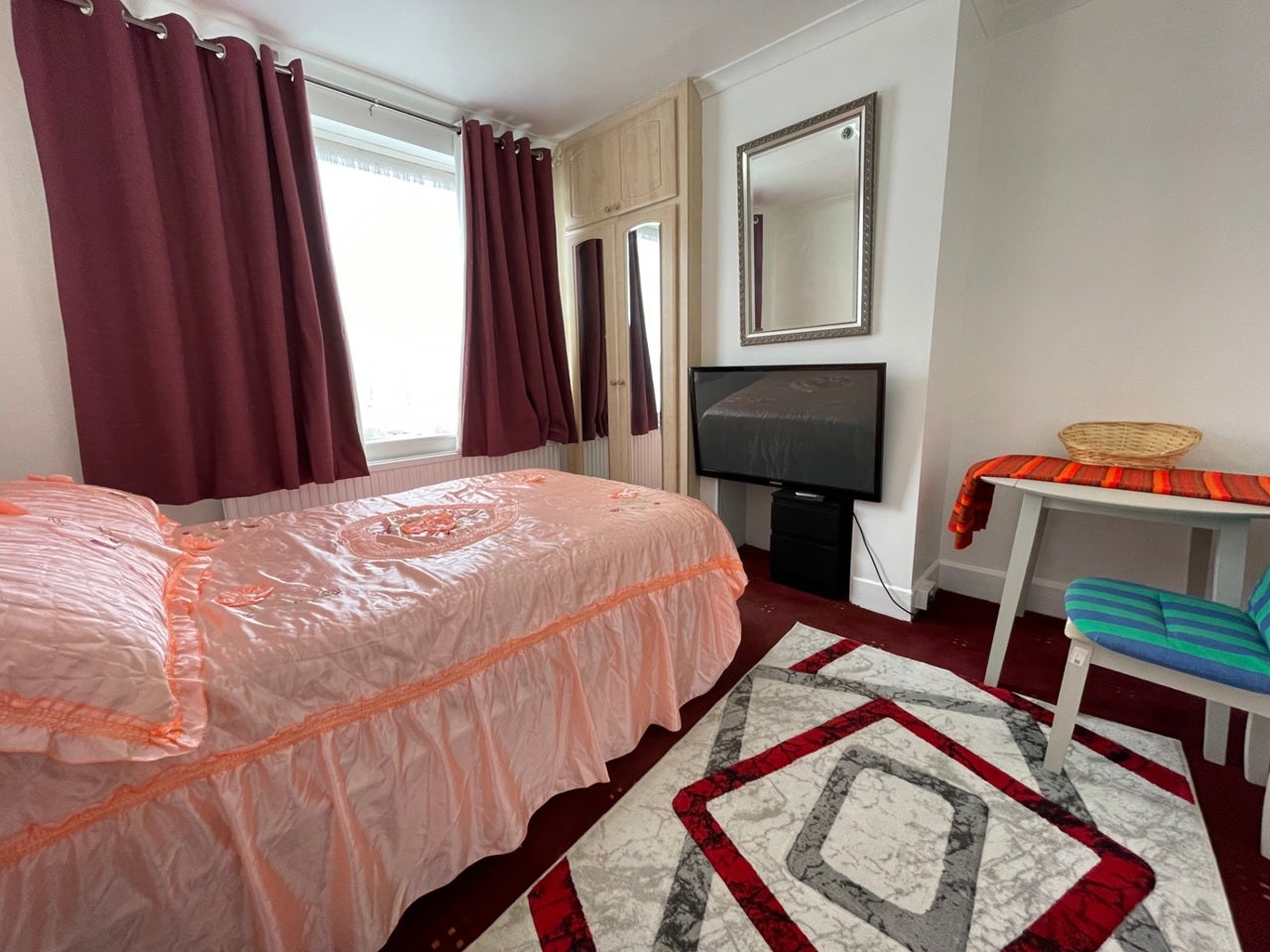 Room Brooms Road in Luton