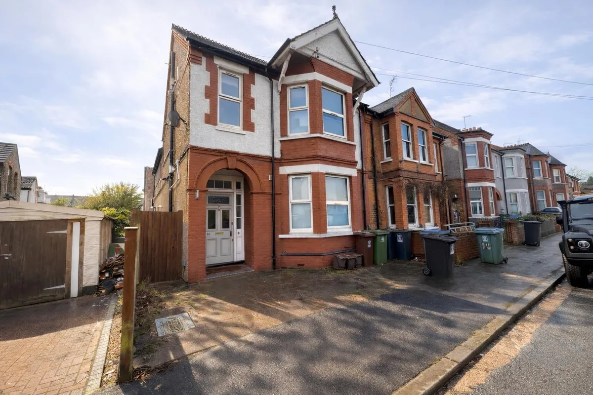 Flat Canterbury Road in Watford
