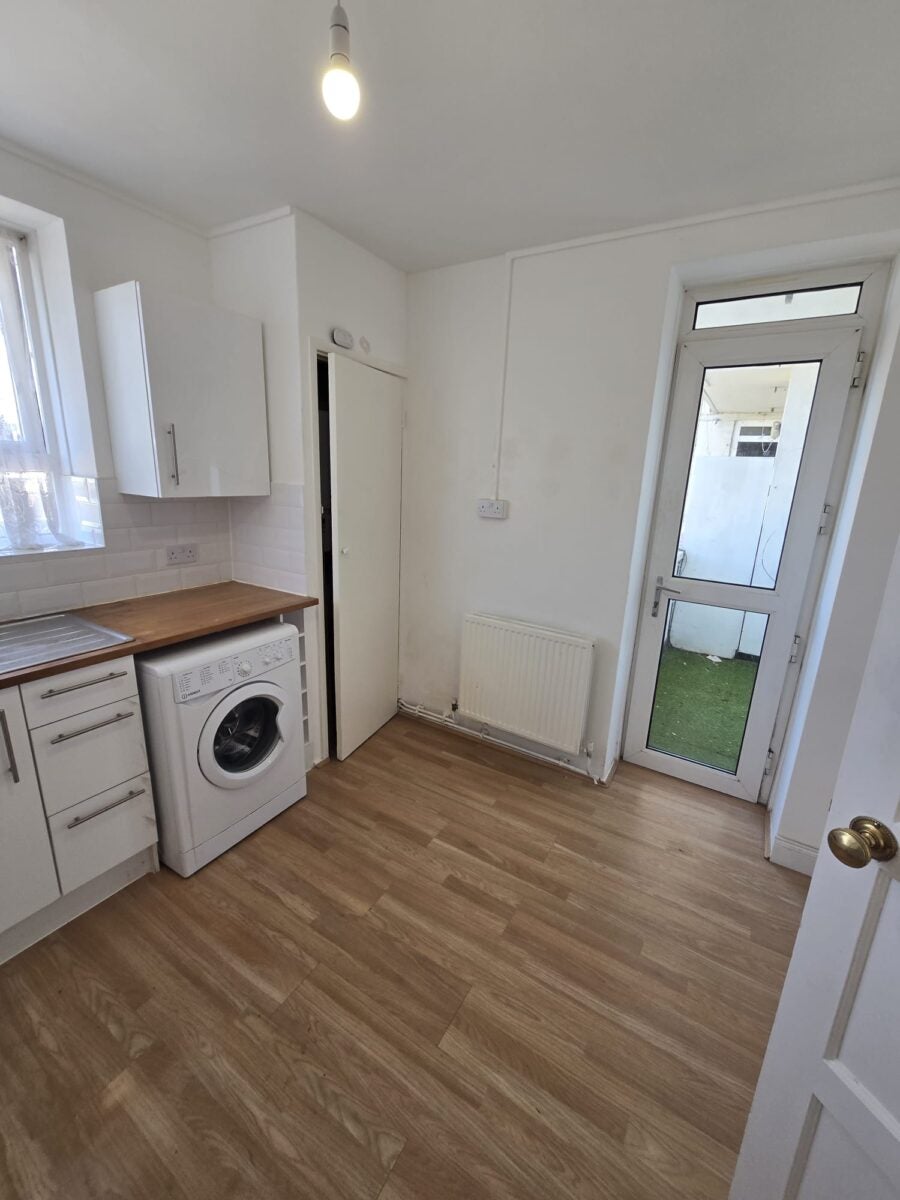 Flat Upney Lane in Greater London