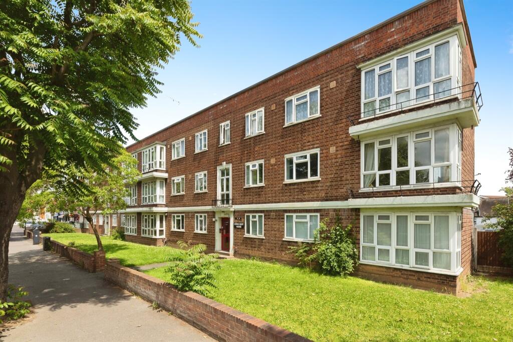 Flat Upney Lane in Greater London