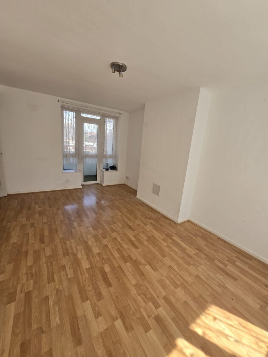Flat Upney Lane in Greater London
