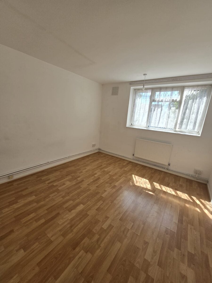 Flat Upney Lane in Greater London