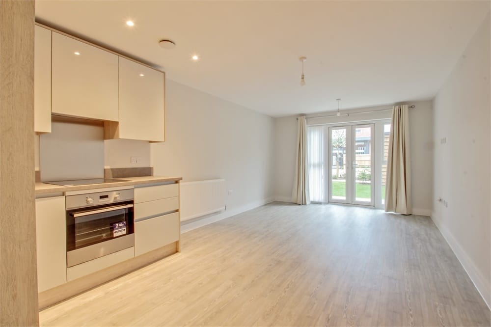 Flat Bathurst Walk in Richings Park