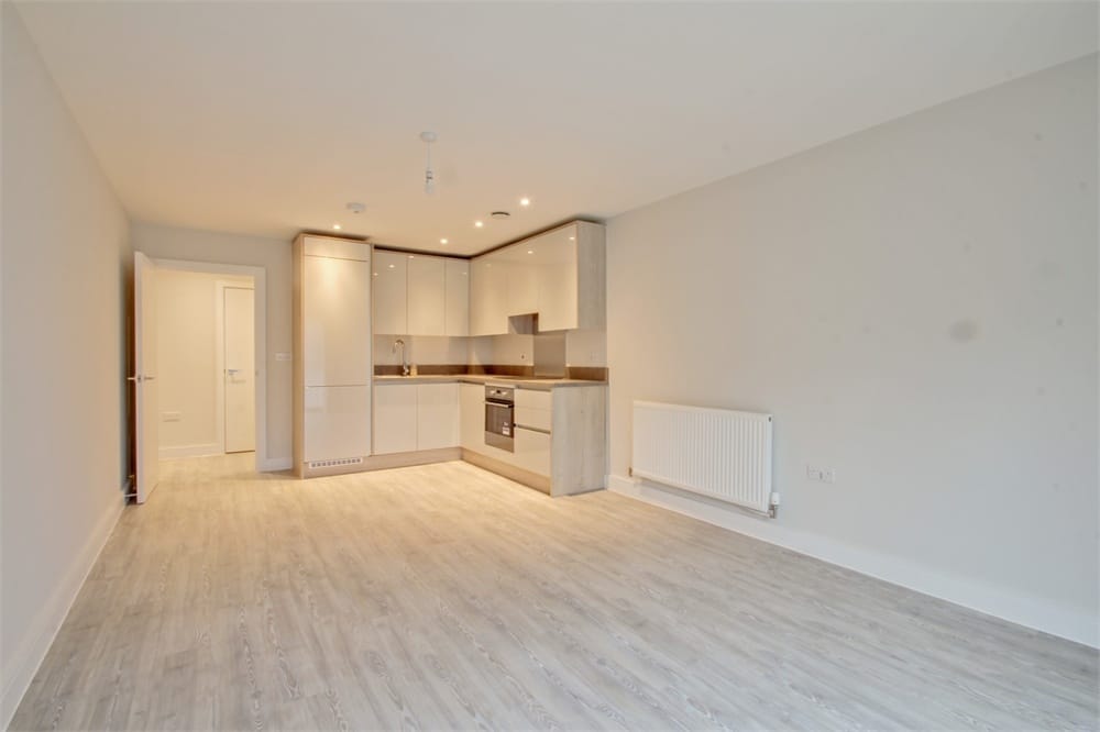 Flat Bathurst Walk in Richings Park