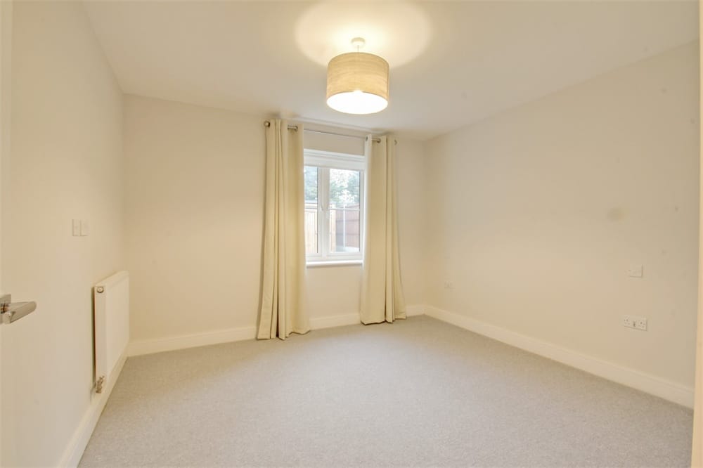 Flat Bathurst Walk in Richings Park