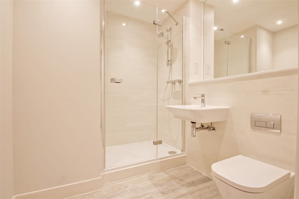 Flat Bathurst Walk in Richings Park
