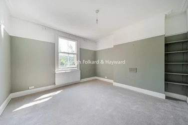 Flat Kings Hall Road in Greater London